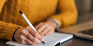 How to Find an Essay Writer writer
