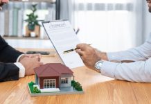 Islamic Ijarah vs Conventional Mortgage: Which is the Right Choice for You? Client review loan contract with real estate agent and discussing term. Fervent