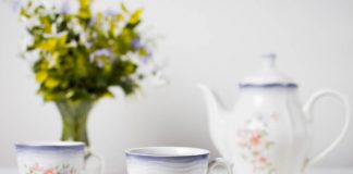 ceramics-tea-cups-cookies-white-table