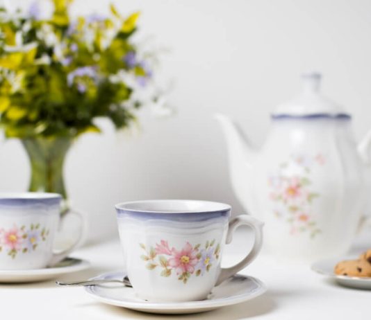ceramics-tea-cups-cookies-white-table