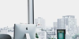 close up photo of Imac Silver