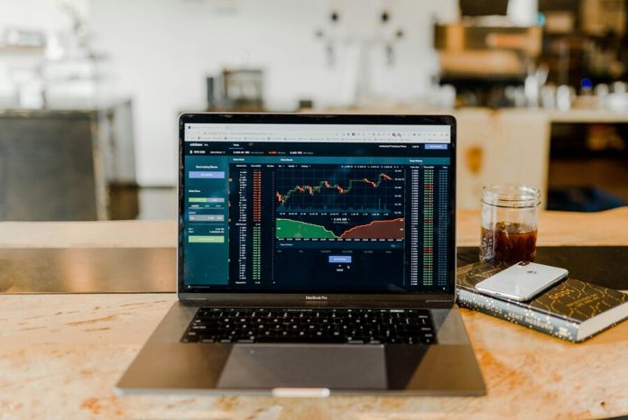 austin-distel-DfjJMVhwH_8-unsplash (1) Daytrading bitcoins financial markets at a coffeeshop