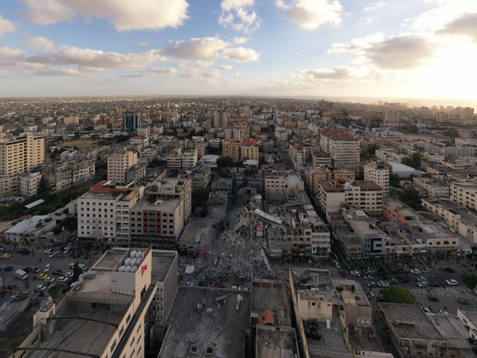 iStock-1333513674 (1) The destruction of Omar Al-Mukhtar Street in central Gaza and the rubble of Al-Shorouk Tower