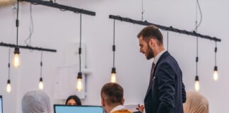 Manager teaching employees on incorporating AI in workflow