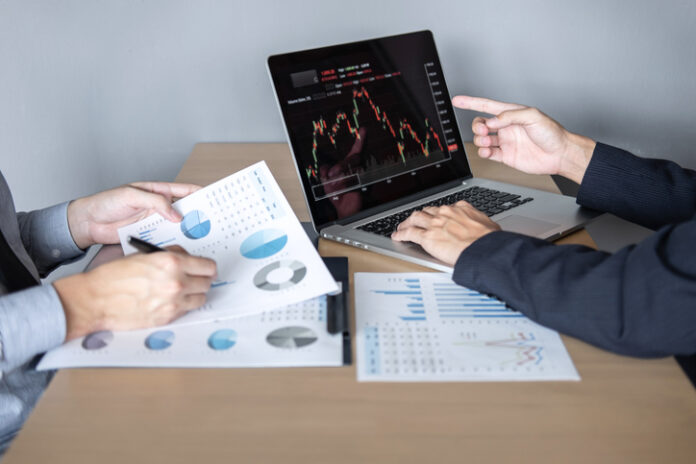 Business team on meeting to planning investment trading project and strategy of deal on a stock exchange with partner, financial and accounting concept, collaborative teamwork analyze data Siranogroup Reviews: Why Do Traders Choose This Broker?