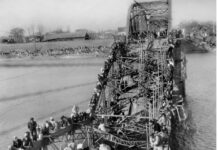 Refugees fleeing Pyongyang during korean war