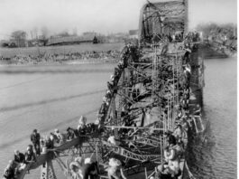 Refugees fleeing Pyongyang during korean war