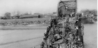 Refugees fleeing Pyongyang during korean war