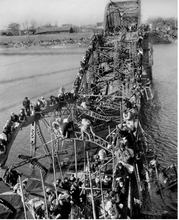 Refugees fleeing Pyongyang during korean war Refugees fleeing Pyongyang during korean war