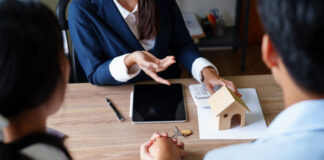 Portrait of a real estate agent or bank officer, the lending department quotes the interest on the loan to the customer to assess the risk of investing in a home