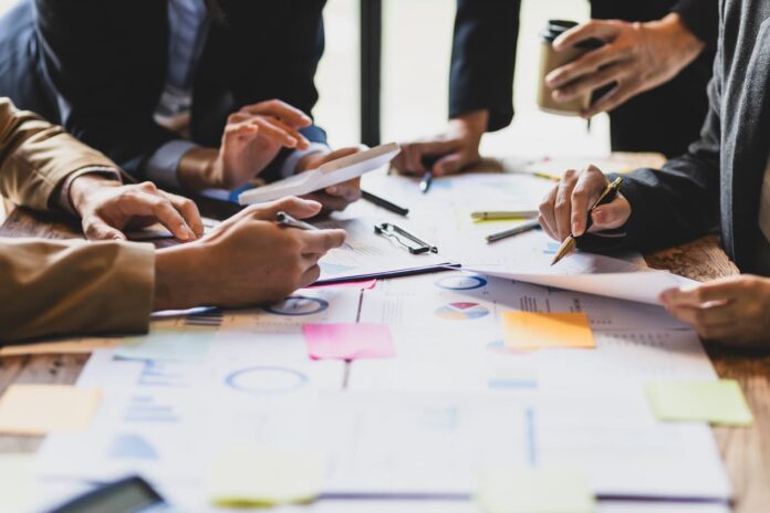 iStock-2073485467 (1) Invisible Team - Brainstorm business meeting