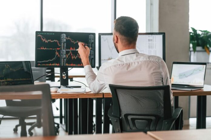 iStock-2032159850 (1) broker